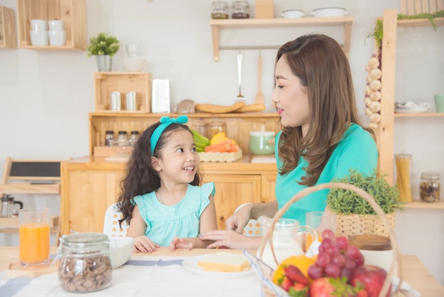 Piękny Azjata Córki I Matki Obsiadanie Przy śniadaniowym Stołem Wpólnie W Domu W Ranku