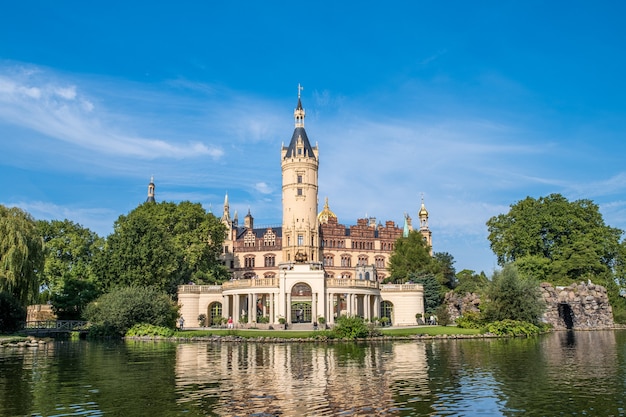 Piękny bajkowy zamek w Schwerinie, widok z jeziora.