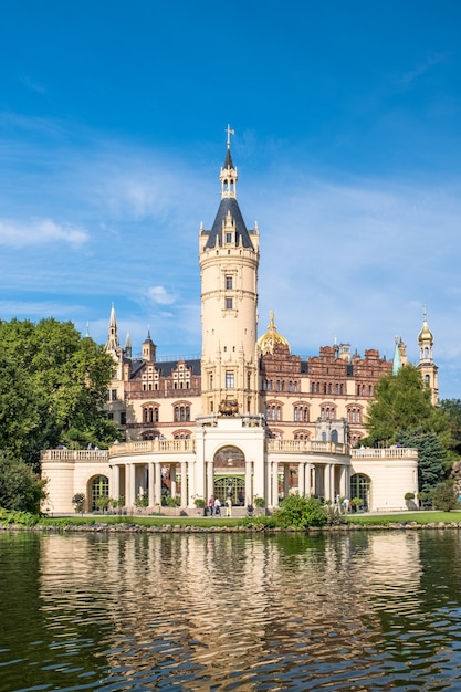 Piękny bajkowy zamek w Schwerinie, widok z jeziora.