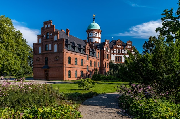 Piękny bajkowy zamek Wiligrad w letni dzień.