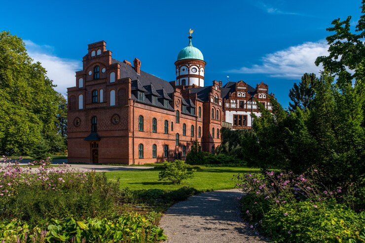 Zdjęcie piękny bajkowy zamek wiligrad w letni dzień.