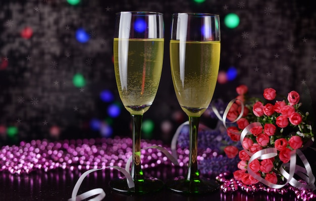 Piękny banner z życzeniami z kieliszków do szampana lub wina