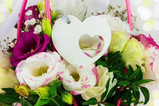 Piękny biały bukiet kwiatów Eustoma Gypsophila w różowym pastelowym koszyku ciemnym tle Kwiatowy prezent kwitnąca tapeta