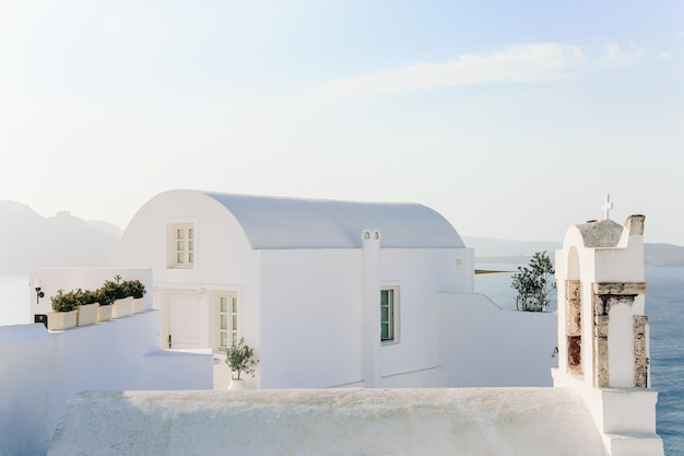 Piękny biały hotel na wyspie Oia Santorini Grecja