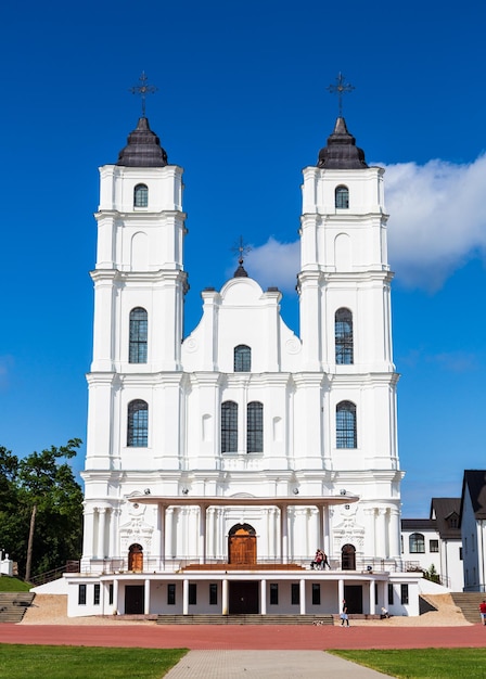 Piękny biały Kościół Chatolic na Łotwie Aglona ładne błękitne niebo i białe chmury