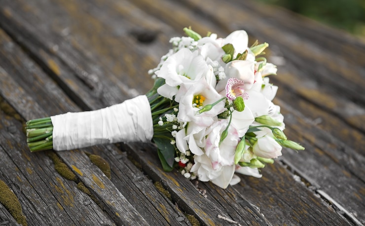 Zdjęcie piękny biały ślubny bukiet orchidei