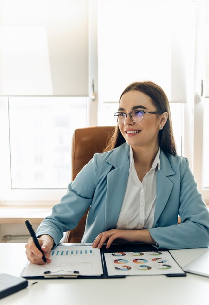 Zdjęcie piękny bizneswoman pracuje w jej biurze