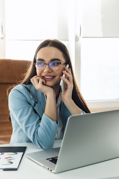 Piękny bizneswoman pracuje w jej biurze