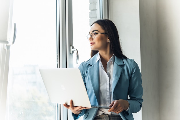 Piękny bizneswoman pracuje w jej biurze