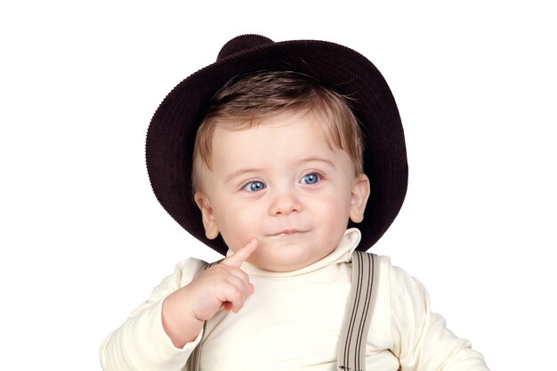 Piękny blond dziecko z kapeluszem odizolowywającym na białym tle