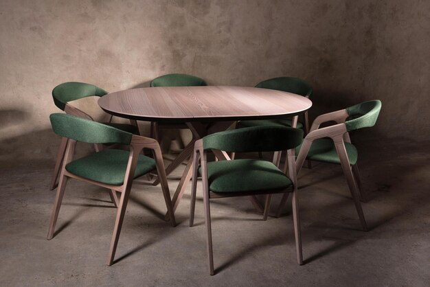Piękny brązowy drewniany składany stół na beżowym tle betonu. Piękne meble w nowoczesnym wnętrzu