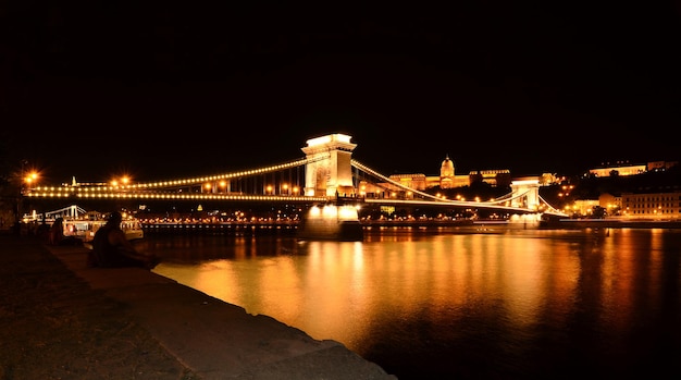 Piękny Budapeszt nocą, Most Łańcuchowy na Dunaju w światłach, punkt orientacyjny, panoramiczny widok