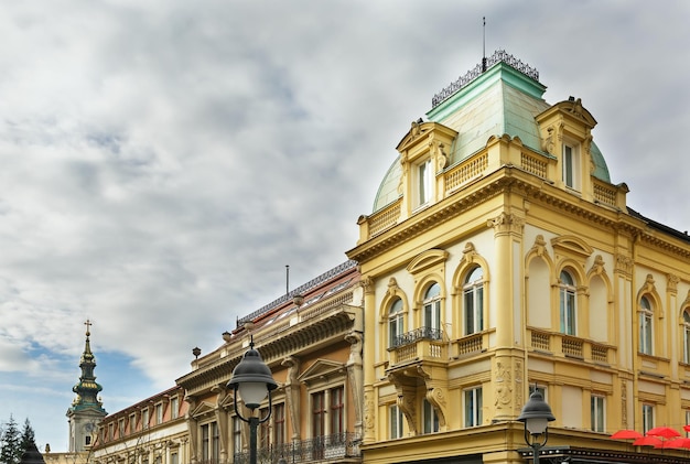 Piękny budynek i wieża kościelna w Belgradzie