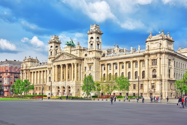 Piękny Budynek - Muzeum Etnograficzne, To Muzeum Narodowe W Budapeszcie Na Placu Kossutha Na Węgrzech