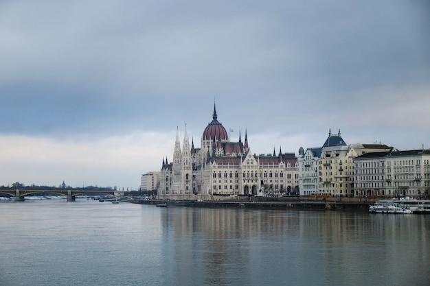 Piękny budynek Parlamentu w Budapeszcie, popularny cel podróży