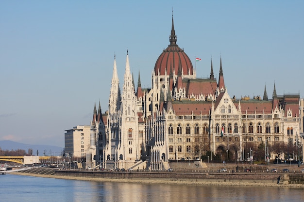 Piękny budynek węgierskiego parlamentu w Budapeszcie