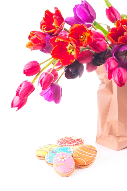 Piękny bukiet fioletowych tulipanów w papierowej torbie, na białym tle