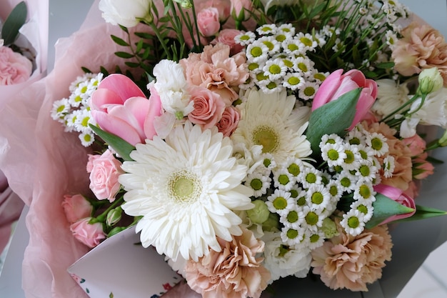 Piękny bukiet kwiatów na tle. Piękny bukiet kwiatów na tle. Białe i różowe róże, białe Lisianthus i różne kwiaty
