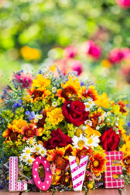 Zdjęcie piękny bukiet kwiatów na zielonym tle koncepcja wiosennych wakacji rodzinnych dzień matki