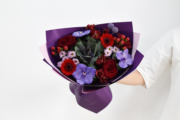 Piękny bukiet kwiatów w rękach kobiety zdjęcie na pocztówkę i katalog kwiaciarni internetowej z dostawą świeżych kwiatów