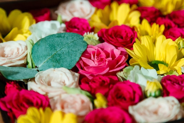 Piękny bukiet róż i polnych kwiatów