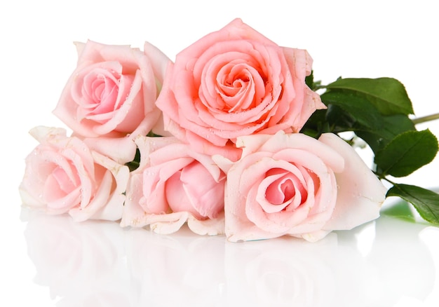 Zdjęcie piękny bukiet róż na białym tle