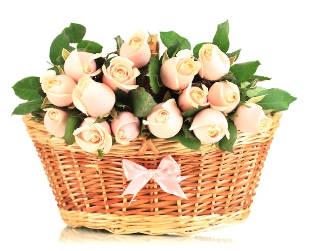 Piękny bukiet róż w koszu, na białym tle