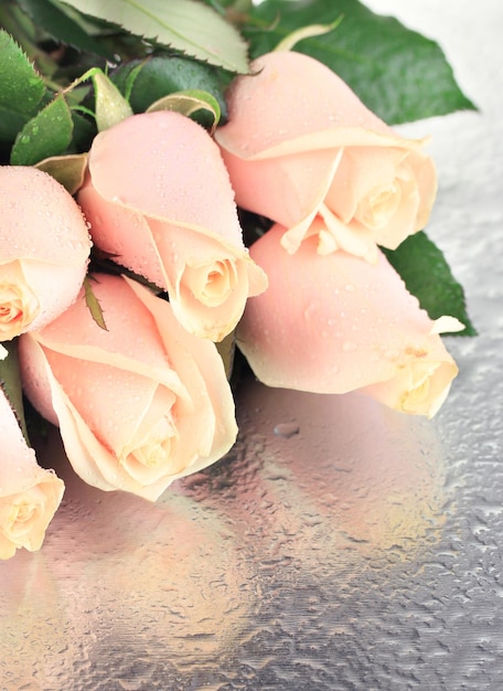 Piękny bukiet róż z kroplami