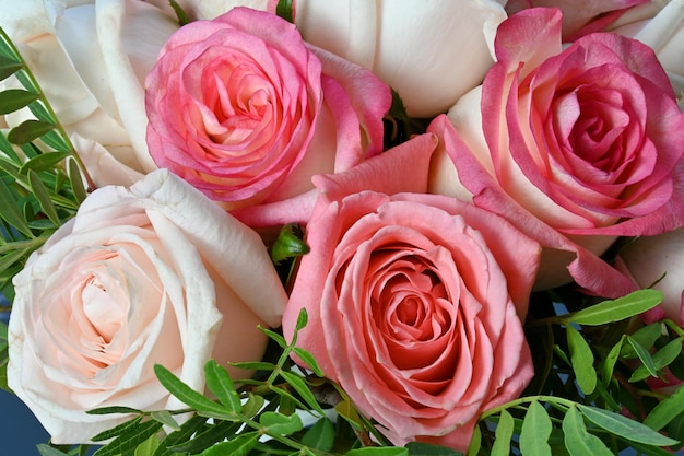 Piękny bukiet różowo-białych róż