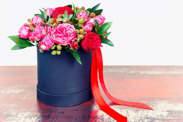 Piękny Bukiet Różowych Róż I Czerwonej Wstążki W Koncepcji Miłości, Romansu, Rocznicy, Walentynek Lub ślubu