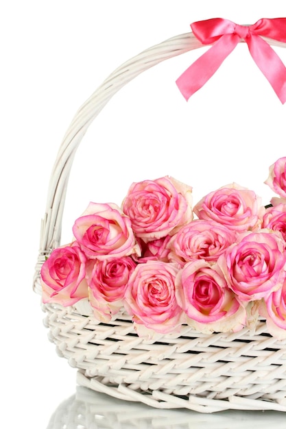 Piękny bukiet różowych róż w koszu, na białym tle