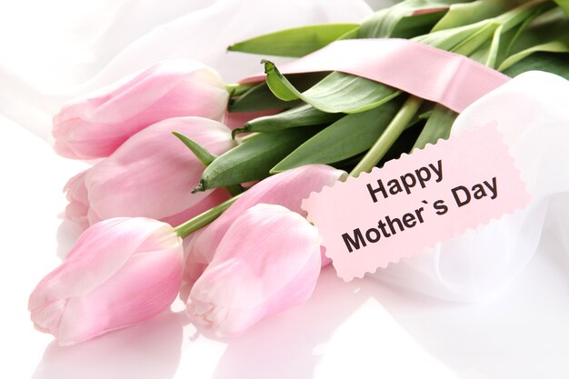 Piękny bukiet różowych tulipanów na Dzień Matki, na białym tle