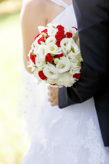 Piękny bukiet ślubny na weselu