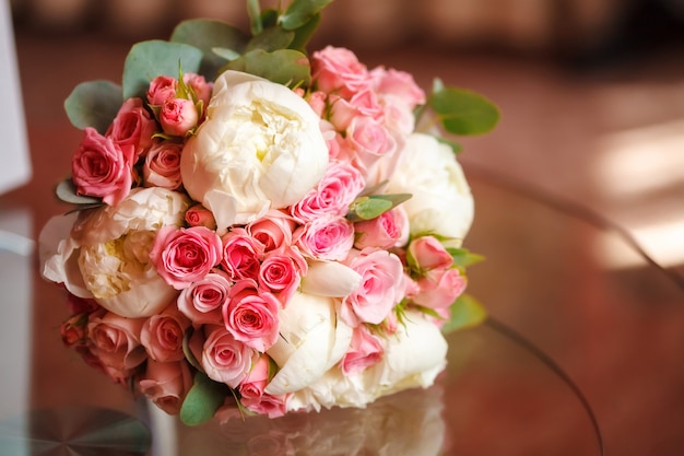 Piękny bukiet ślubny piwonii i róży