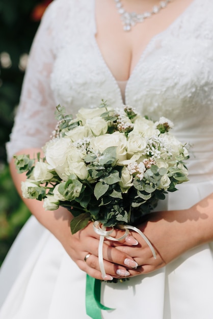 Piękny bukiet ślubny z kwiatów na wesele