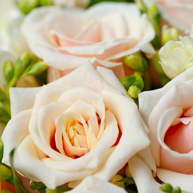 Piękny bukiet ślubny z róż na weselu