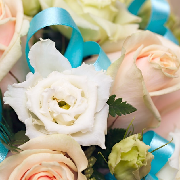 Piękny bukiet ślubny z róż na weselu