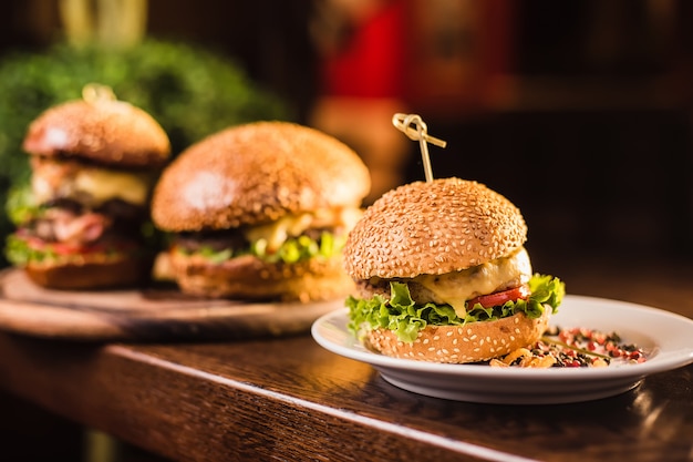 Piękny burger na ciemnej powierzchni