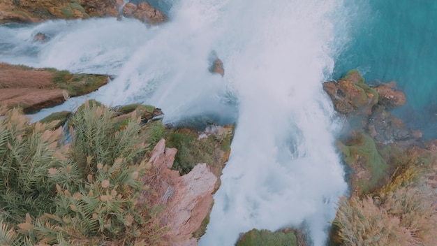 Piękny burzliwy wodospad Turkusowa laguna w miejscu turystycznym Czysta woda Widok z lotu ptaka z drona
