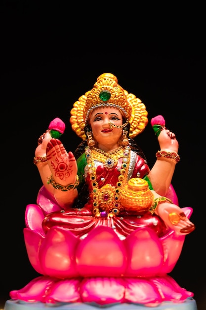Piękny Clay Idol hinduskiej bogini Lakszmi na festiwal Diwali.
