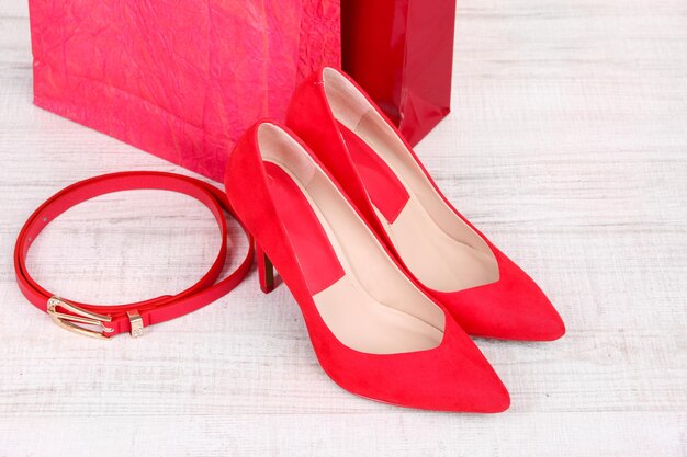 Piękny czerwony damski pasek do butów i torby sklepowe