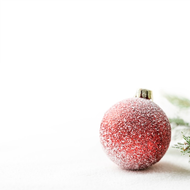 Piękny czerwony ornament świąteczny lub nowy rok na śniegu Puste miejsce gotowe na Twój tekst