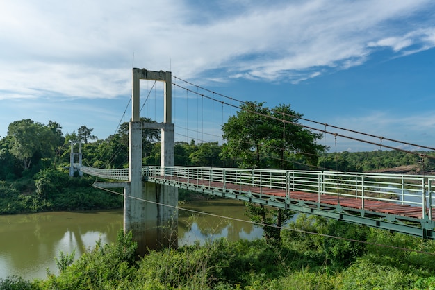 Piękny długi zawieszenie most w północno-wschodni regionie przy Tana Rapids parkiem narodowym, Ubonratchatani, Tajlandia