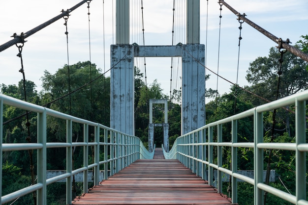 Piękny długi zawieszenie most w północno-wschodni regionie przy Tana Rapids parkiem narodowym, Ubonratchatani, Tajlandia