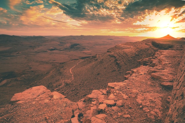 Piękny, dramatyczny zachód słońca nad pustynią Krajobraz przyrody Krater Makhtesh Ramon Izrael