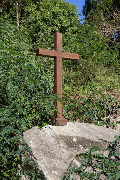 Zdjęcie piękny drewniany krzyż na zewnątrz. galicja, hiszpania. koncepcja chrześcijaństwa lub religii