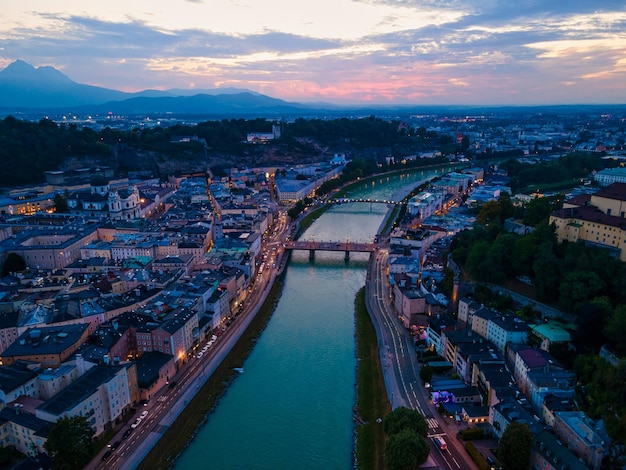 Piękny dron z lotu ptaka panorama miasta Salzburg w Austrii w nocy Widok na zabytkowe miasto o