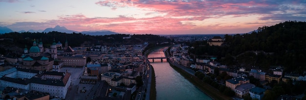 Piękny dron z lotu ptaka panorama miasta Salzburg w Austrii w nocy Widok na zabytkowe miasto o