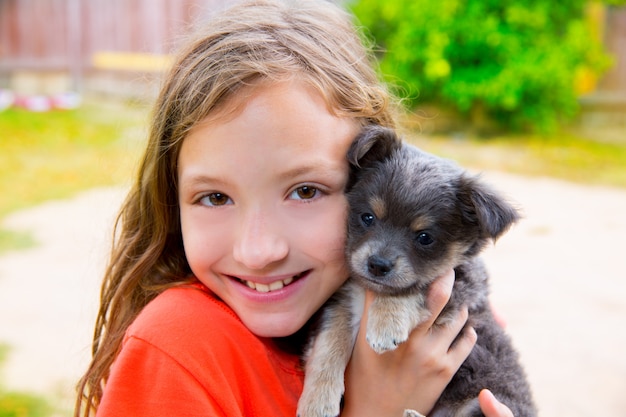 Piękny dzieciak dziewczyny portret z szczeniaka chihuahua doggy