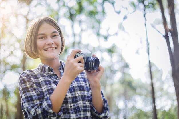 Piękny dziewczyna uczenie używać ekranową kamerę blisko do natury.